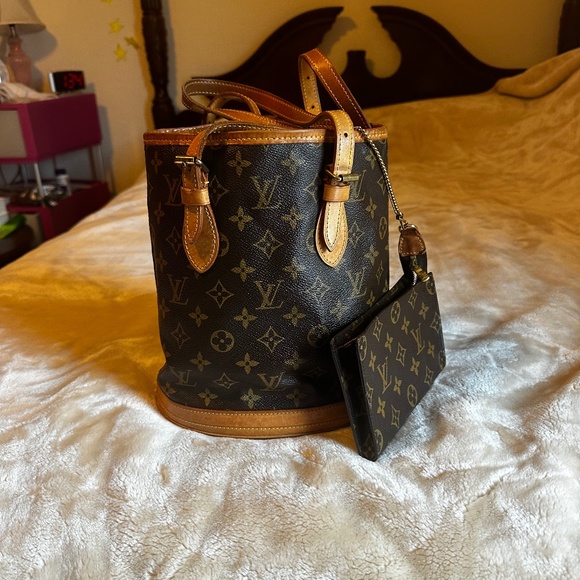 LV bucket bag with accessory pouch - Picture 1 of 10